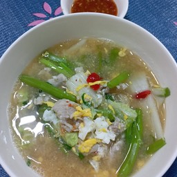 สุกี้น้ำหมูใส่ไข่สูตรกวางตุ้ง