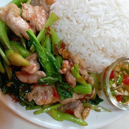 ผัดคะน้าหมูชิ้นราดข้าว