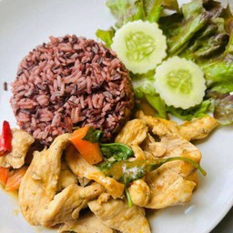 ข้าวสเต็กไก่ผัดพริกแกงเขียวหวาน 390 kcal