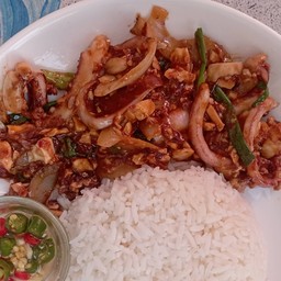 ปลาหมึกผัดไข่เค็มราดข้าว