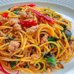 สปาเก็ตตี้ ผัดกะเพรา (ไก่สับ หรือ หมูสับ)