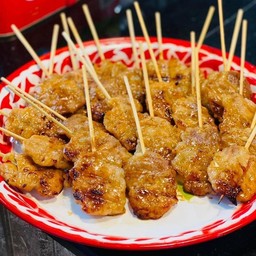 ไก่ย่างแดง ข้าวเหนียวหมูปิ้ง