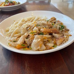 ก๋วยเตี๋ยวคั่วไก่หมึกกรอบ