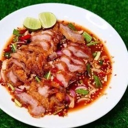 ยำหมูสามชั้นทอด