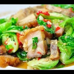 ผัดแขนงหมูกรอบ