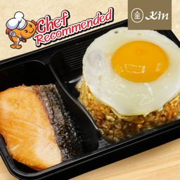 ข้าวผัดแซลมอน + แซลมอนย่าง + ไข่ดาว