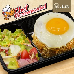 ข้าวผัดแซลมอน + สลัด + ไข่ดาว