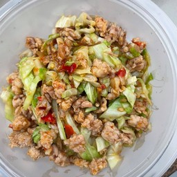ข้าวหมูสับผัดกะหล่ำ