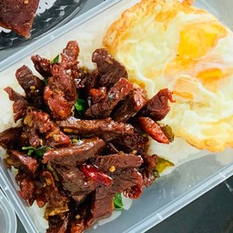 ข้าวกะเพราเนื้อแดดเดียว+ไข่ดาว