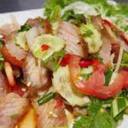 ข้าวยำคอหมูย่าง