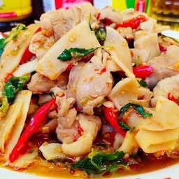 ข้าวผัดเผ็ดไก่บ้านไส่หน่อไม้