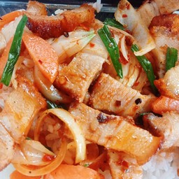 หมูกรอบผัดน้ำพริกเผา