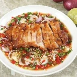 ยำคอหมูทอด