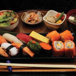 ชุดข้าวปั้นหน้าปลาดิบพิเศษ