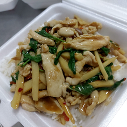 กะเพราไก่หน่อไม้เหลืองราดข้าว
