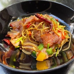 สปาเกตตี้ผัดพริกแห้ง เบค่อน หรือ ไส้กรอกเยอรมัน