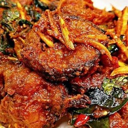 ปลาดุกทอดผัดพริกแกง