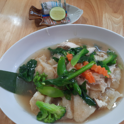 ราดหน้าฮ่องเต้หมู Deep fried wide rice noodles with pork in Gravy sauce