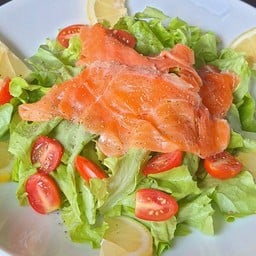 สลัดแซลมอนรมควัน (Smoked Salmon Salad)