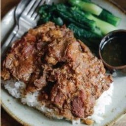 ซี่โครงหมูอบคะน้าฮ่องกง(กับข้าว)