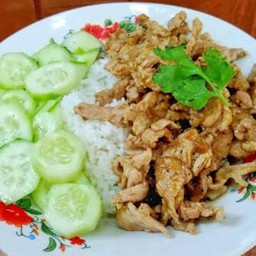 หมูกระเทียมราดข้าว
