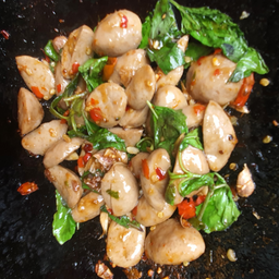 ข้าวกะเพราลูกชิ้นเนื้อ