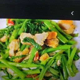 ผัดผักบุ้งหมูกรอบ