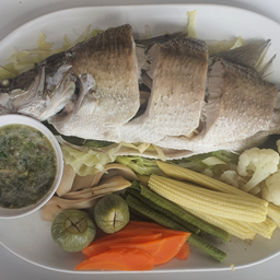 ปลากะพงนึ่ง ผักลวก ( 1ตัว)