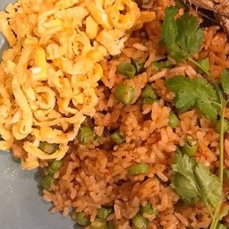 ข้าวผัดน้ำพริกกะปิ พร้อมไข่เจียว