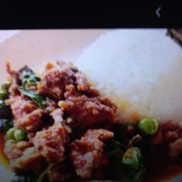 ข้าวผัดเผ็ดเนื้อ