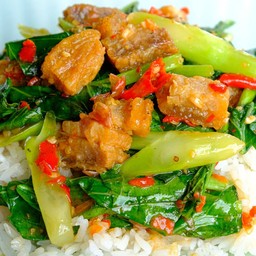 คะน้ากากหมูราดข้าว