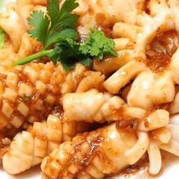 ข้าวปลาหมึกกระเทียมพริกไทย