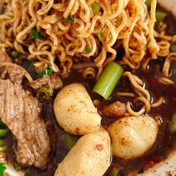 มาม่าน้ำตกหมูสดลูกชิ้นหมู