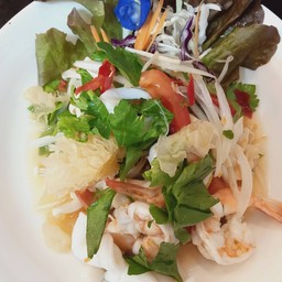 ยำเห็ดสามเกลอทะเล