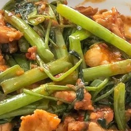 ข้าว..ผัดพริกแกงหมูใส่ผักบุ้ง