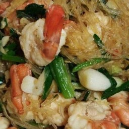 ผัดวุ้นเส้นกุ้งใส่ไข่ราดข้าว