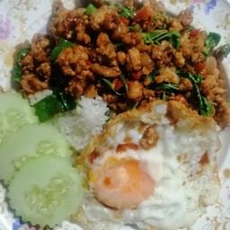 กระเพราพริกแห้งราดข้าว