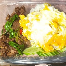 กระเพราเนื้อโคขุนไข่ข้นลาวา