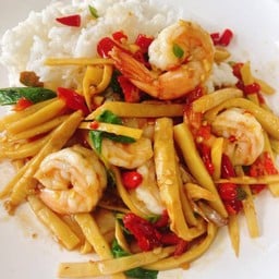 กระเพรากุ้งหน่อไม้