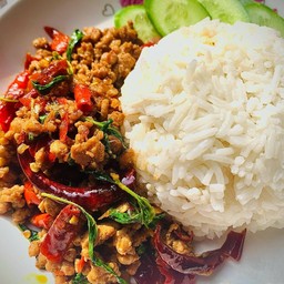 กะเพราหมูสับพริกแห้งราดข้าว