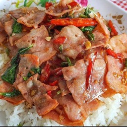 กระเพราเบคอนราดข้าว