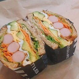 แซนวิชไส้กรอก ไข่ดาว อาโวคาโด ชีส