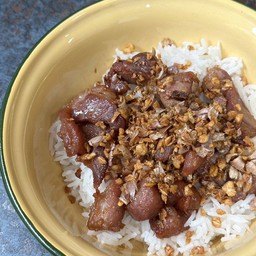 ข้าวราดหมูทอดพริกแห้ง