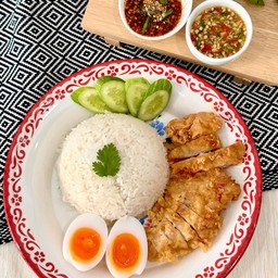 ข้าวหมูทอด ไข่ต้ม น้ำจิ้ม 2 เเบบ