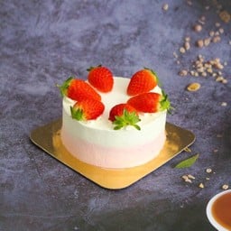 ครึ่งปอนด์ เค้กนมสดตกแต่งสตรอว์เบอร์รี่สด สอดไส้ซอสสตรอว์เบอร์รี่