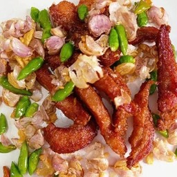 ข้าวหมูทอดกระเทียมพริกขี้หนู