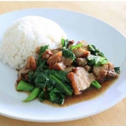 ข้าวคะน้าหมูกรอบ