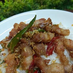 ข้าวหมูสามชั้นทอดคั่วพริก
