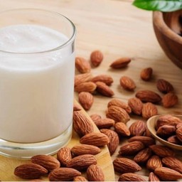 นมอัลมอนด์ร้อน