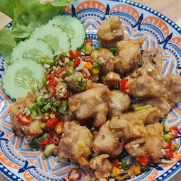 ไก่ทอดคั่วพริกเกลือ (stir fried chicken with chilli and salt)